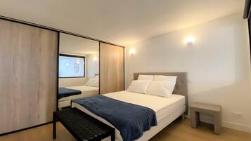 1 habitación, tabla de planchar con plancha, cuna de viaje y wifi