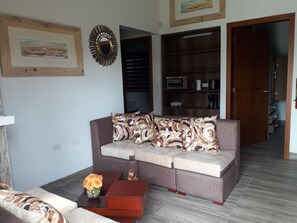 Deluxe Double Room, Shower Grab Bars, Garden View | Living area | Smart TV, fireplace, heated floors - Quinta La Gardenia (Puembo)