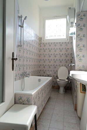 Duschwanne, Haartrockner, Bidet, Handtücher