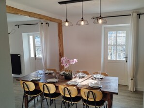 Dining - Mas en pierre - swimming pool -Sud Ardèche - 1.4ha (Rosières)