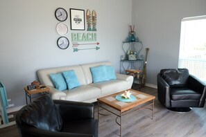 TV - Ocean Dreamscape: Relax in Our Scenic 3 BR/2 BA Beach House (Galveston)