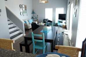 TV - Ocean Dreamscape: Relax in Our Scenic 3 BR/2 BA Beach House (Galveston)