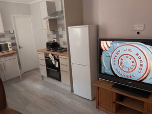 Geladeira, micro-ondas, fogão, cooktop