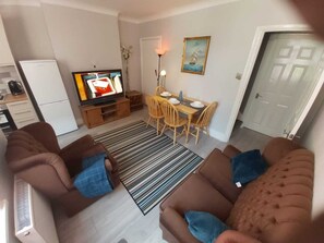 TV, books - Stylishly designed large house with garden (Orpington)