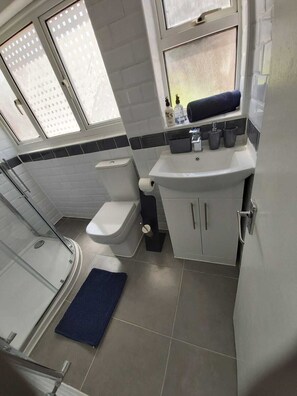 Shower, hair dryer, towels, toilet paper - Stylishly designed large house with garden (Orpington)