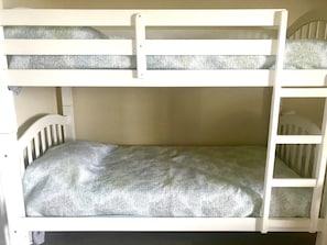 Guest bedroom with bunk beds - Spacious OceanView Condo with a Balcony - VillaCapriani Resort - Up to 10 Guests (North Topsail Beach)