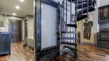 2 chambres, fer et planche à repasser, lit de bébé portatif