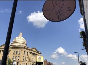 Exterior - Lincoln’s Loft - Speakeasy Suite (Lincoln)