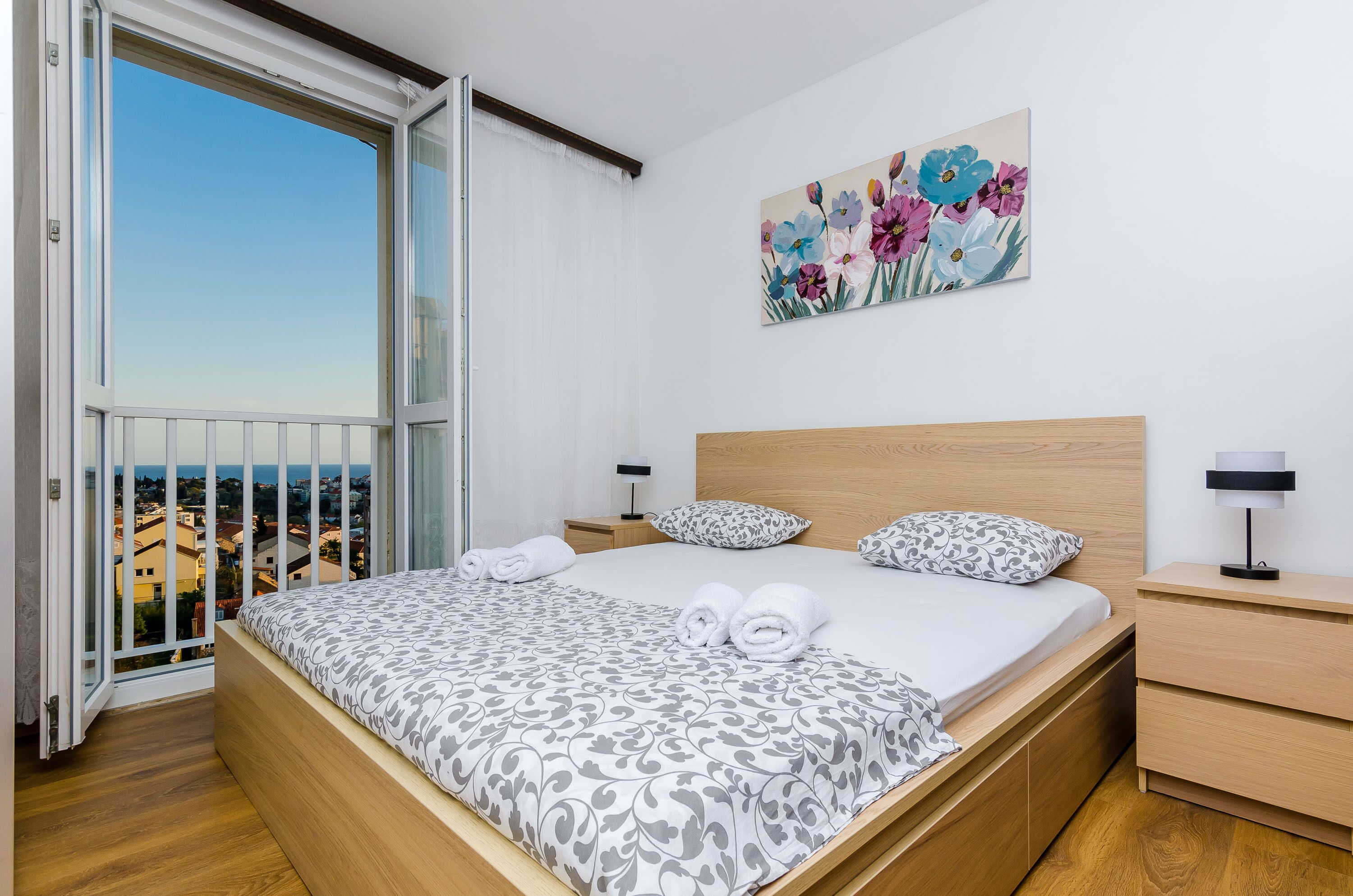 1 habitación, tabla de planchar con plancha, cunas y ropa de cama 