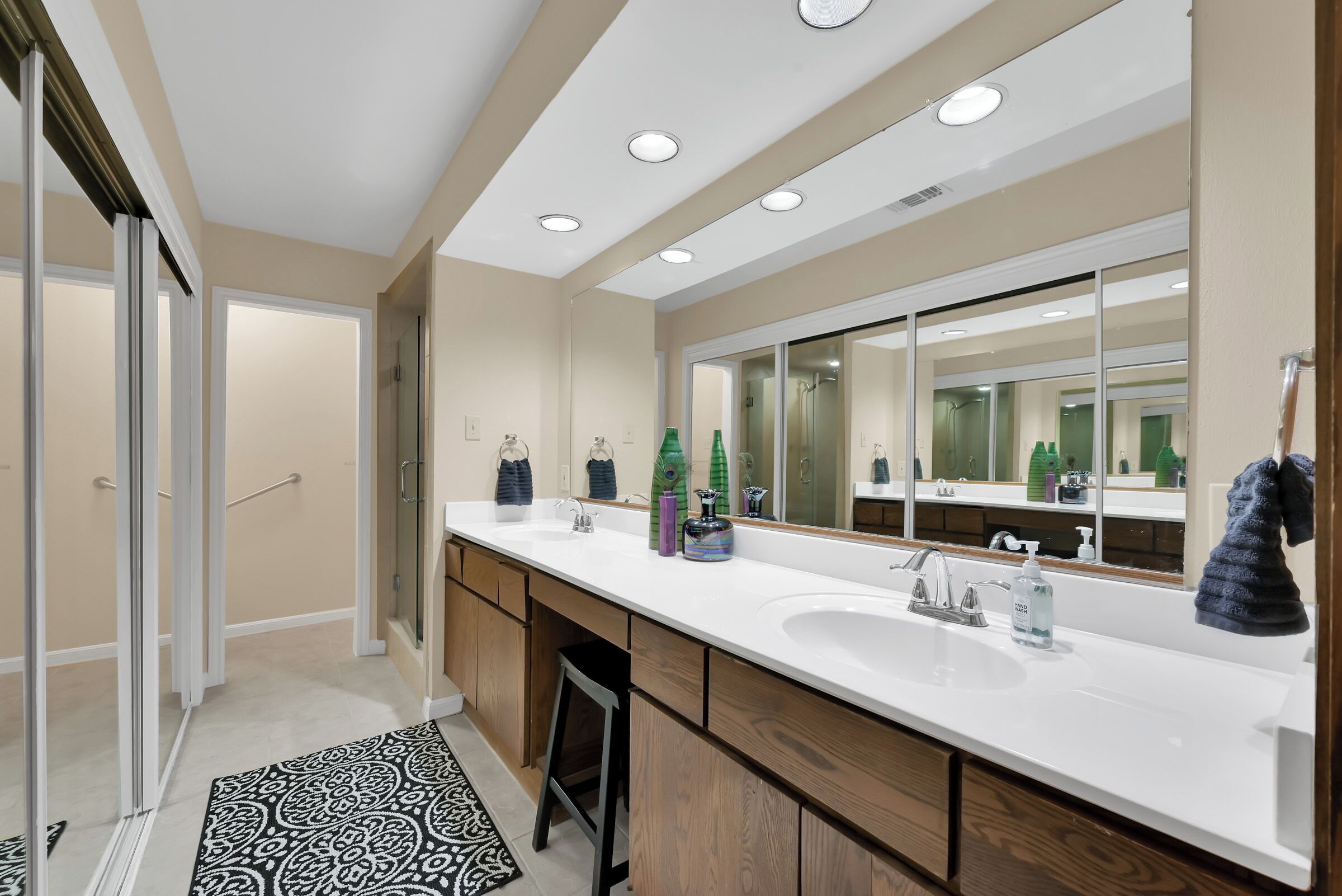 シャワー、ヘアドライヤー、タオル、石鹸