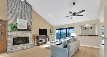 Woodlands Towncenter Home with Screened In Pool