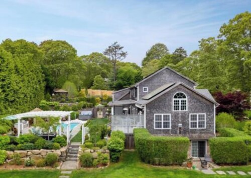 Beautiful Estate with salt water pool  & pond with kayaks 