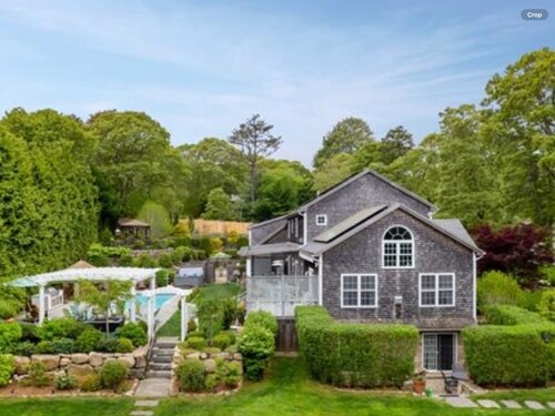 Beautiful Estate with salt water pool  & pond with kayaks 