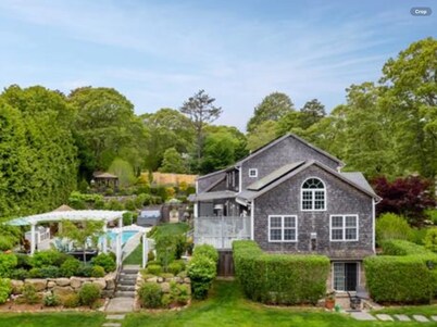 Beautiful Estate with salt water pool  & pond with kayaks 