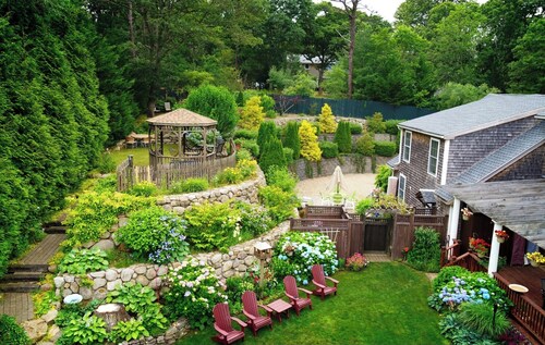 Beautiful Estate with salt water pool  & pond with kayaks 