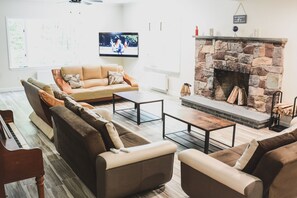 Living area - Luxury Poconos Home_17 Acre Property (East Stroudsburg)