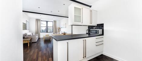 Luxury Apartment, Private Bathroom (4 Person) | Private kitchen