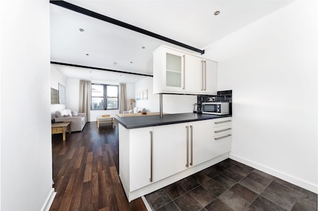 Luxury Apartment, Private Bathroom (4 Person) | Private kitchen