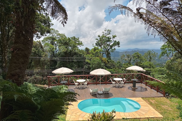 Piscina externa, guarda-sóis, espreguiçadeiras