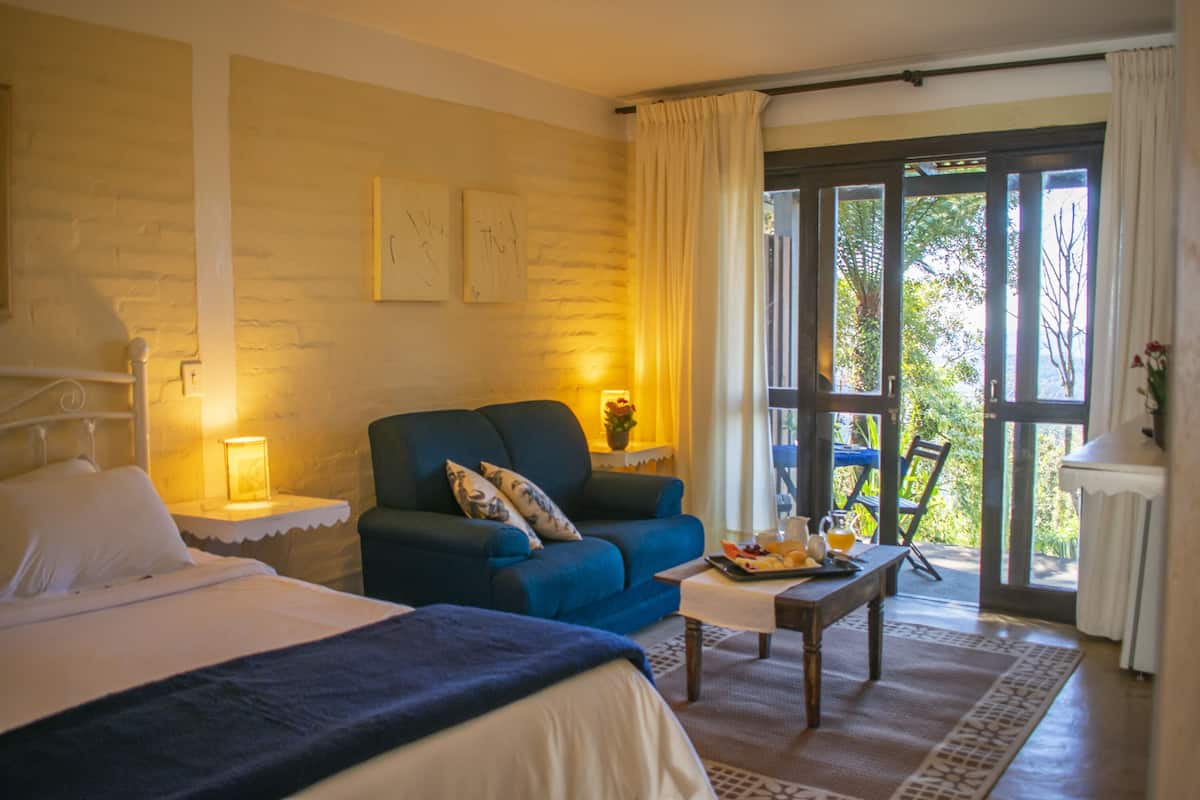 Classic-Doppelzimmer, 1 Queen-Bett, Veranda, Bergblick | Minibar, individuell dekoriert, laptopgeeigneter Arbeitsplatz
