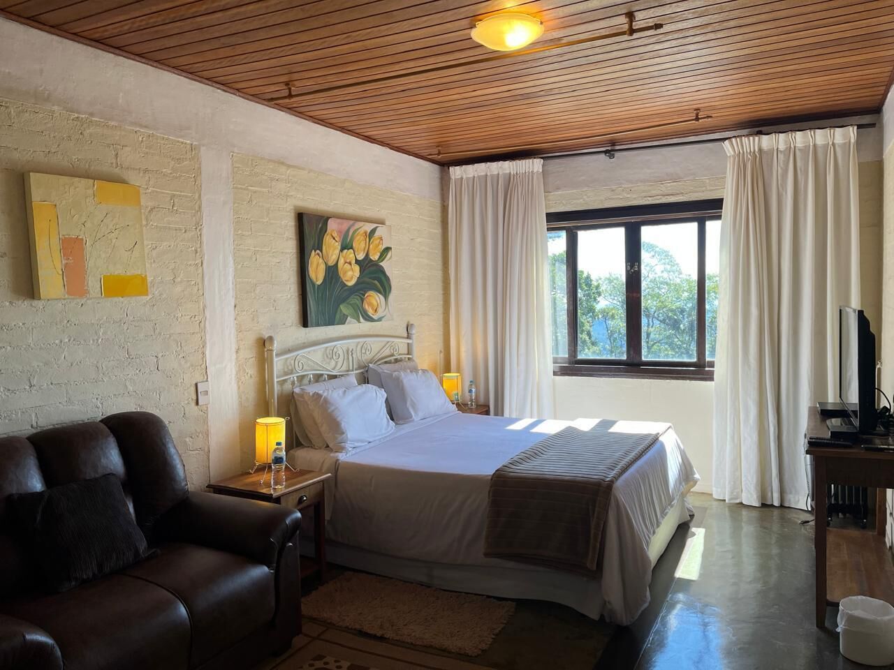 Kahden hengen junior-huone, takka, näköala uima-altaalle | Minibaari, yksilöllisesti sisustettu