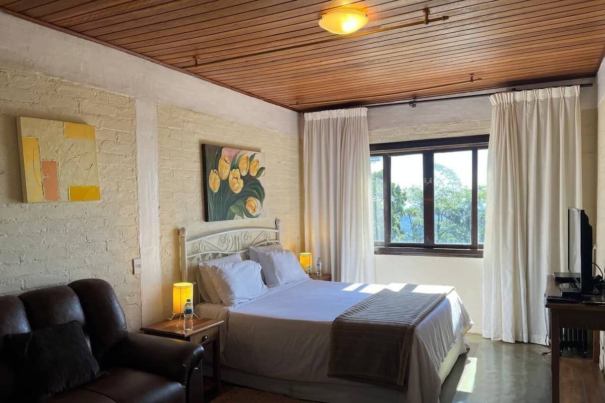 Kahden hengen junior-huone, takka, näköala uima-altaalle | Minibaari, yksilöllisesti sisustettu