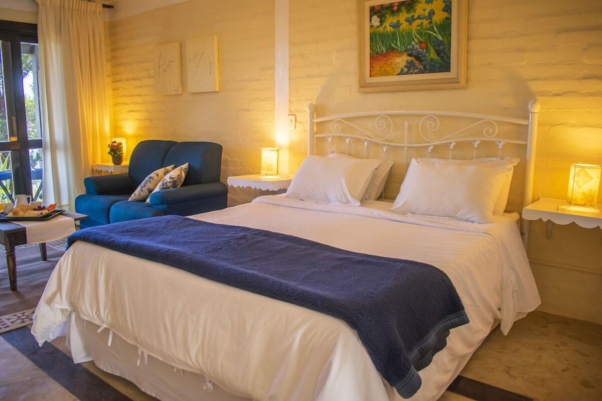 Minibar, laptop workspace, blackout drapes, WiFi (free)