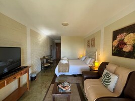 Minibar, decoración personalizada y espacio para trabajar con laptop 