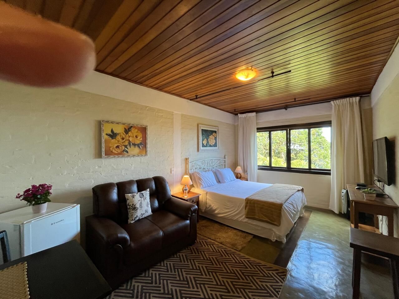 Kahden hengen junior-huone, 1 keskisuuri parisänky, takka, näköala puutarhaan | Minibaari, yksilöllisesti sisustettu