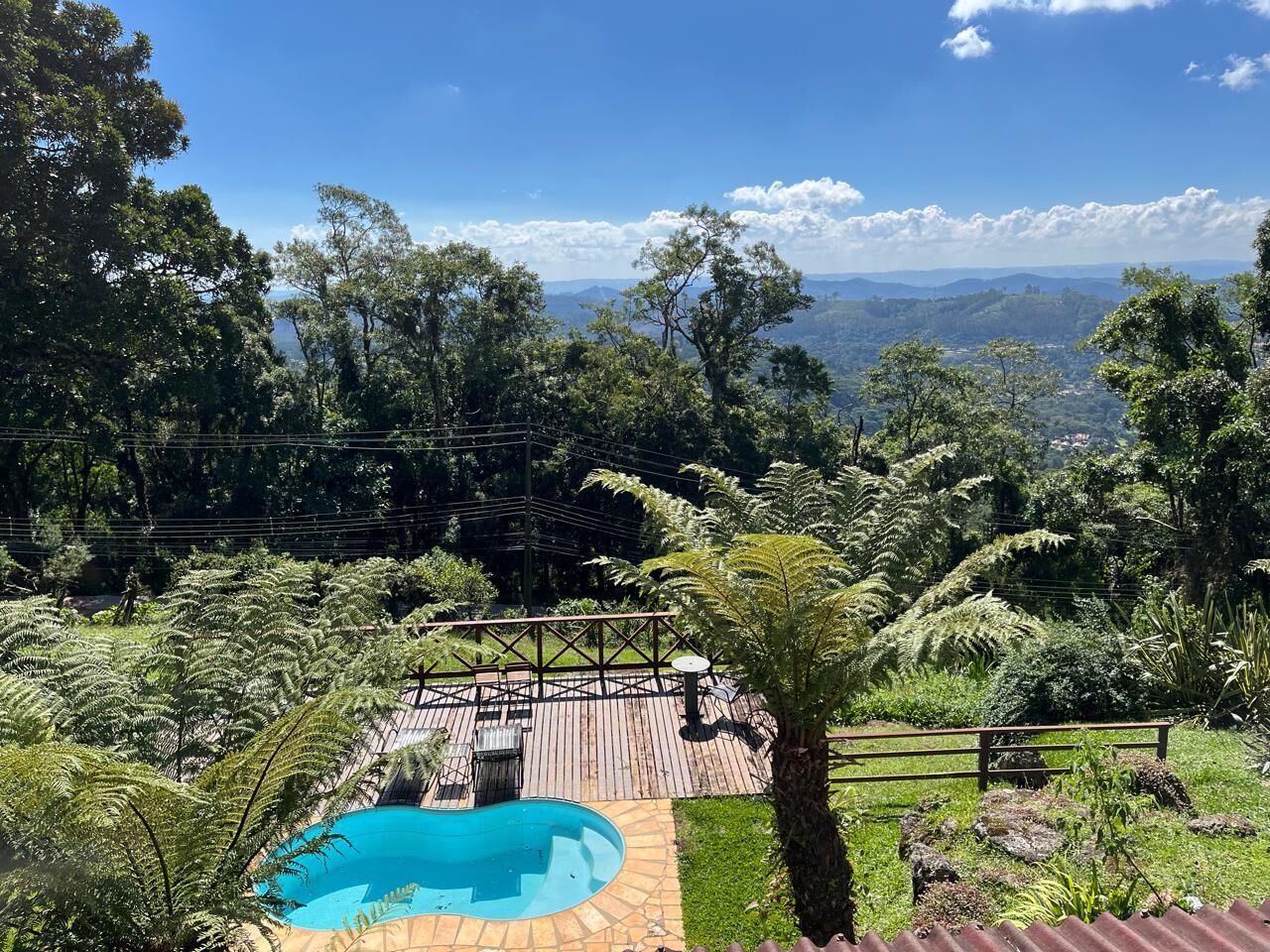 Piscina externa, guarda-sóis, espreguiçadeiras