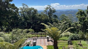 屋外プール、プール パラソル、サンラウンジャー