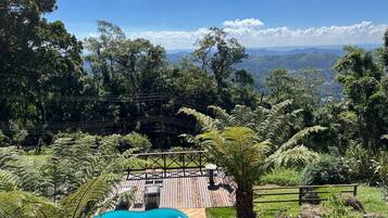 Piscina externa, guarda-sóis, espreguiçadeiras