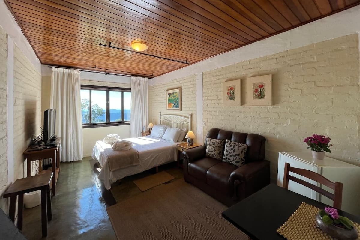 Kahden hengen deluxe-huone, takka, vuoristonäköala | Minibaari, yksilöllisesti sisustettu