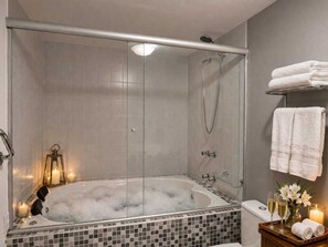 Deluxe Double Room, 1 Queen Bed, Jetted Tub | Bathroom | Shower, rainfall showerhead, free toiletries, hair dryer - Pousada VillaSerrana (Camanducaia)
