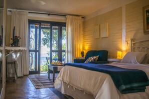 Classic Double Room, 1 Katil Ratu (Queen), Lanai, Mountain View | Bar mini, dihias secara berasingan, ruang kerja komputer riba 