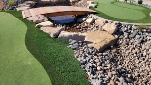 Un parcours de golf bien entretenu, doté d’un green d’entraînement, d’un petit étang et d’une zone rocheuse.