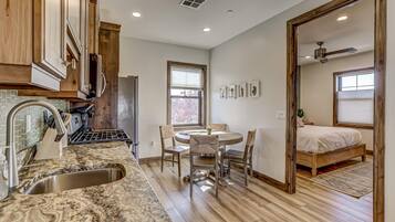 1 habitación, escritorio, tabla de planchar con plancha y cuna de viaje