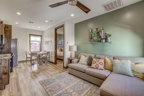 Smart TV - Charming Casita for 2 | Pool | Mini Golf | CC (Washington)