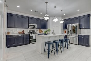 Fridge, microwave, oven, stovetop - 5 Suites | Mini Golf | Heated Pool | Lazy River | SKY (Washington)