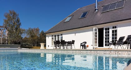 Luxury villa, amazing location, pool, jacuzzi, snooker, cinema & tennis court!
