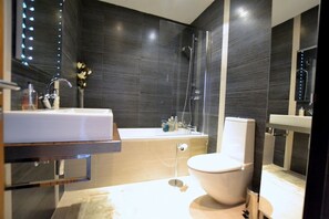 Badewanne, Haartrockner, Handtücher, Seife