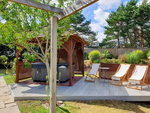 Luxury villa, amazing location, pool, jacuzzi, snooker, cinema & tennis court!