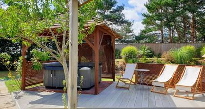 Luxury villa, amazing location, pool, jacuzzi, snooker, cinema & tennis court!