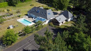 Exterior - Luxury villa, amazing location, pool, jacuzzi, snooker, cinema & tennis court! (Ringwood)