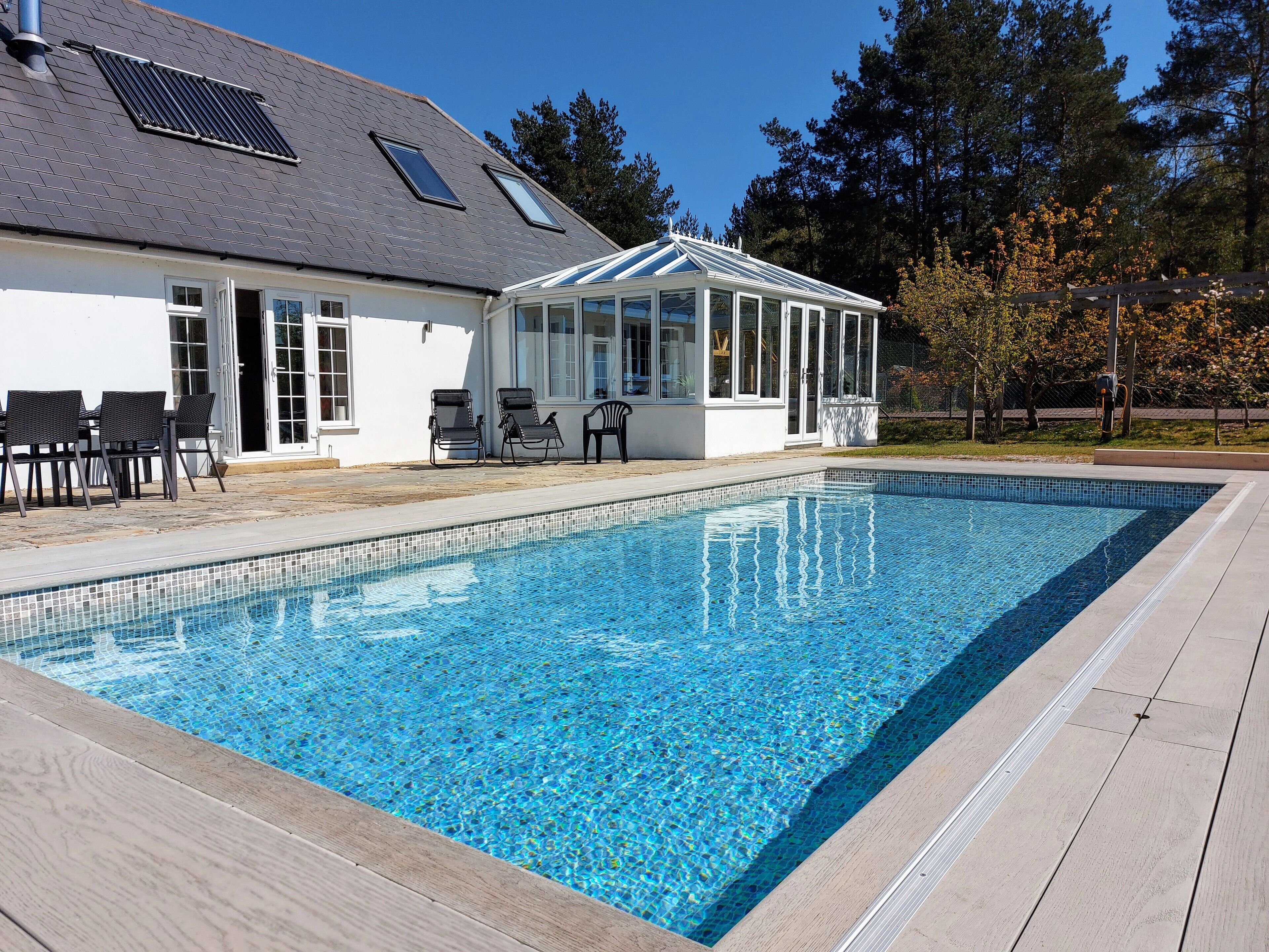 Una piscina al aire libre, una piscina climatizada