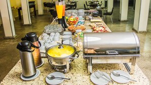 Free daily buffet breakfast - Hotel Campina Plus (Campina Grande)
