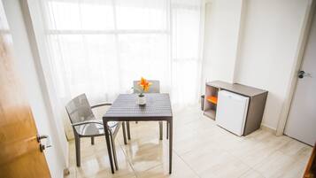 Minibar, free WiFi, bed sheets