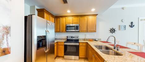 Refrigerador, microondas, horno y parrilla de estufa