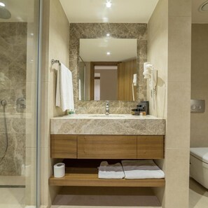 Bathroom - Ramada Resort by Wyndham Kusadasi (Kuşadası)