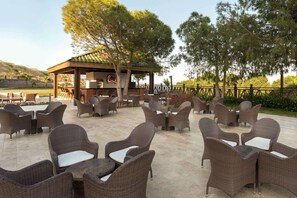 Outdoor dining - Ramada Resort by Wyndham Kusadasi (Kuşadası)